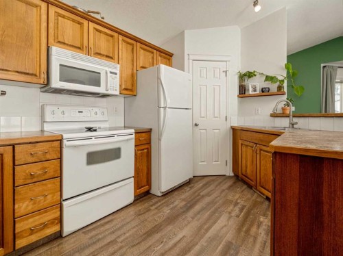 159 Aberdeen Road West, Lethbridge, AB - Indoor Photo Showing Kitchen