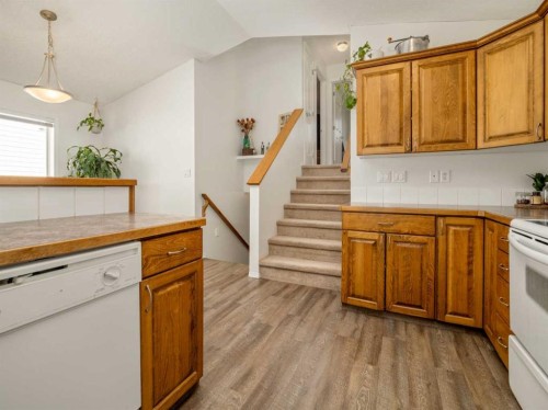 159 Aberdeen Road West, Lethbridge, AB - Indoor Photo Showing Kitchen