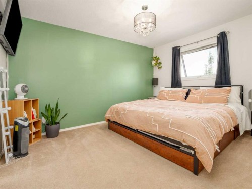 159 Aberdeen Road West, Lethbridge, AB - Indoor Photo Showing Bedroom
