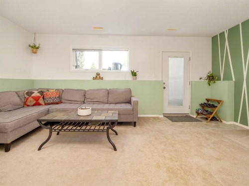 159 Aberdeen Road West, Lethbridge, AB - Indoor Photo Showing Living Room