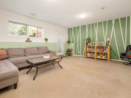 159 Aberdeen Road West, Lethbridge, AB - Indoor Photo Showing Living Room
