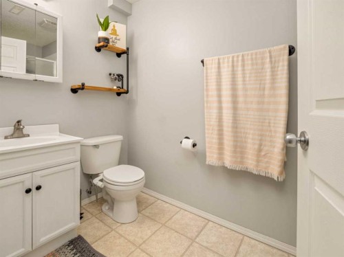 159 Aberdeen Road West, Lethbridge, AB - Indoor Photo Showing Bathroom