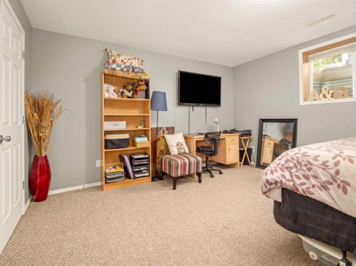 159 Aberdeen Road West, Lethbridge, AB - Indoor Photo Showing Bedroom