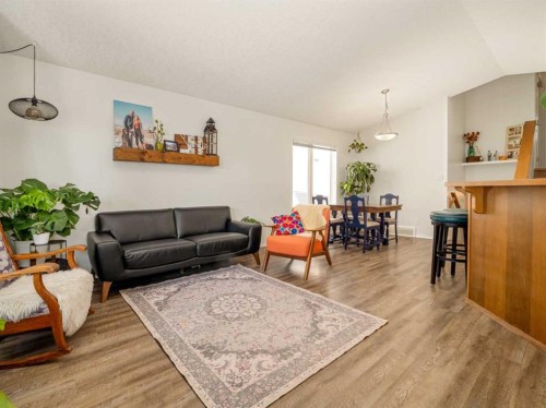 159 Aberdeen Road West, Lethbridge, AB - Indoor Photo Showing Living Room