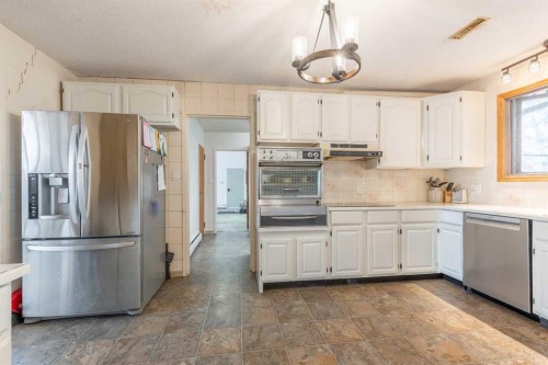 54032 Rr 20-2, Raymond, AB - Indoor Photo Showing Kitchen