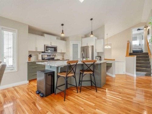 95 Heritage Point West, Lethbridge, AB - Indoor Photo Showing Kitchen With Upgraded Kitchen