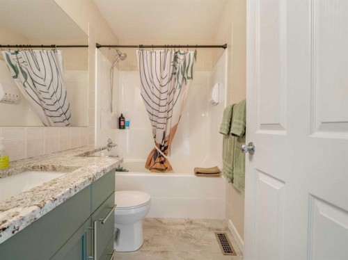 95 Heritage Point West, Lethbridge, AB - Indoor Photo Showing Bathroom