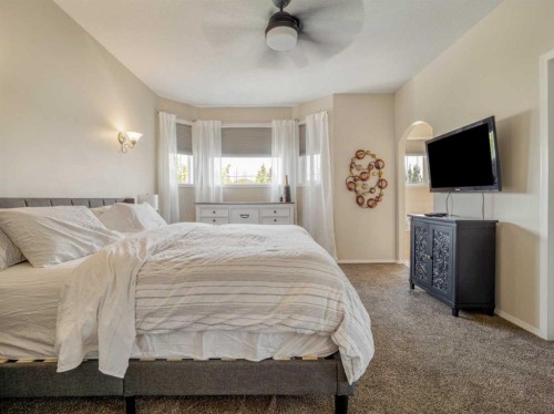 95 Heritage Point West, Lethbridge, AB - Indoor Photo Showing Bedroom