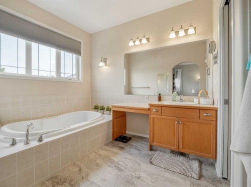 95 Heritage Point West, Lethbridge, AB - Indoor Photo Showing Bathroom
