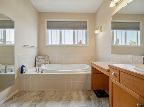 95 Heritage Point West, Lethbridge, AB - Indoor Photo Showing Bathroom