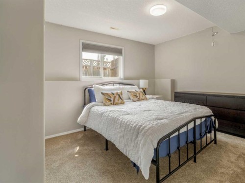 95 Heritage Point West, Lethbridge, AB - Indoor Photo Showing Bedroom