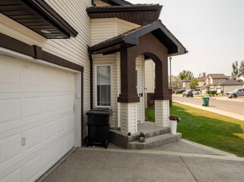 95 Heritage Point West, Lethbridge, AB - Outdoor With Exterior