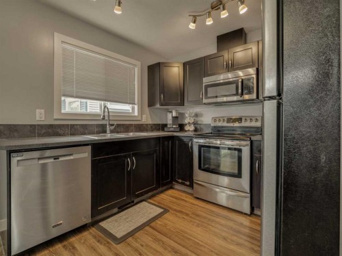 9-241 Silkstone Road West, Lethbridge, AB - Indoor Photo Showing Kitchen