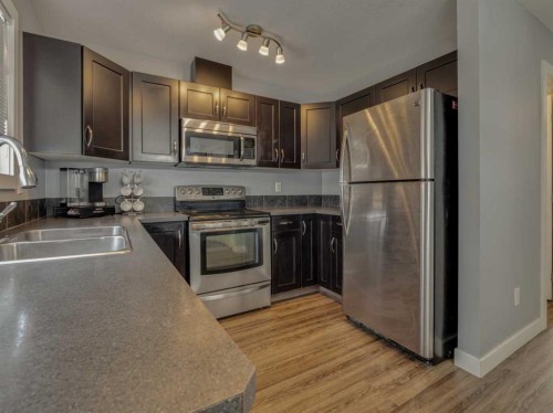 9-241 Silkstone Road West, Lethbridge, AB - Indoor Photo Showing Kitchen With Double Sink