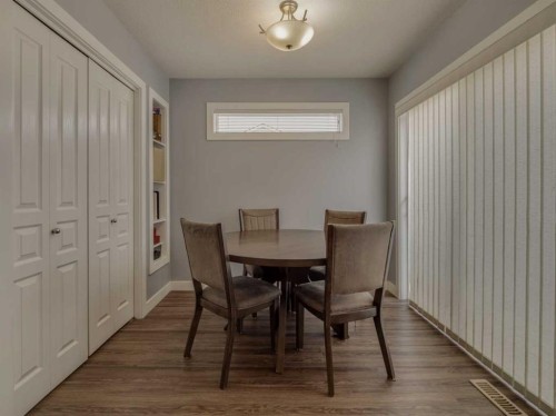 9-241 Silkstone Road West, Lethbridge, AB - Indoor Photo Showing Dining Room