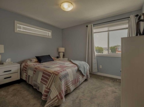 9-241 Silkstone Road West, Lethbridge, AB - Indoor Photo Showing Bedroom