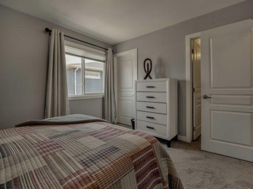 9-241 Silkstone Road West, Lethbridge, AB - Indoor Photo Showing Bedroom
