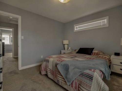 9-241 Silkstone Road West, Lethbridge, AB - Indoor Photo Showing Bedroom