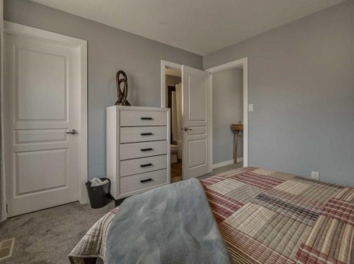 9-241 Silkstone Road West, Lethbridge, AB - Indoor Photo Showing Bedroom