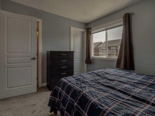 9-241 Silkstone Road West, Lethbridge, AB - Indoor Photo Showing Bedroom