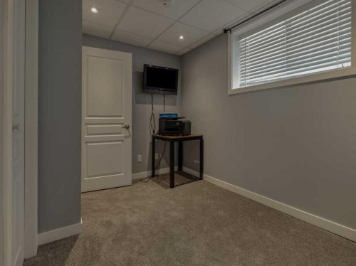 9-241 Silkstone Road West, Lethbridge, AB - Indoor Photo Showing Other Room