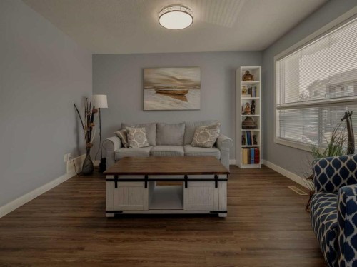 9-241 Silkstone Road West, Lethbridge, AB - Indoor Photo Showing Living Room