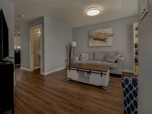 9-241 Silkstone Road West, Lethbridge, AB - Indoor Photo Showing Living Room