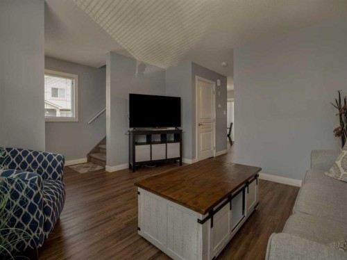 9-241 Silkstone Road West, Lethbridge, AB - Indoor Photo Showing Living Room