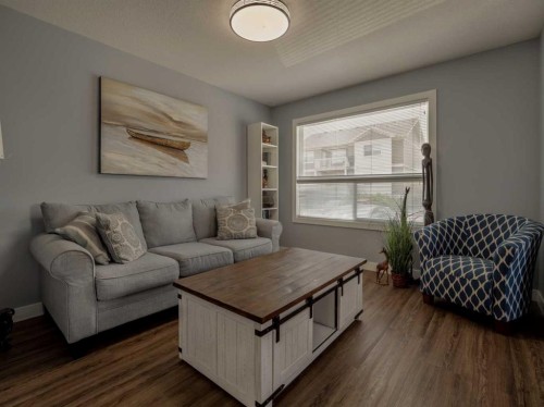 9-241 Silkstone Road West, Lethbridge, AB - Indoor Photo Showing Living Room