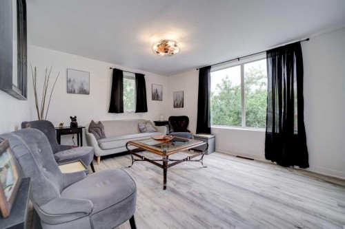 201 5 Street, Cowley, AB - Indoor Photo Showing Living Room