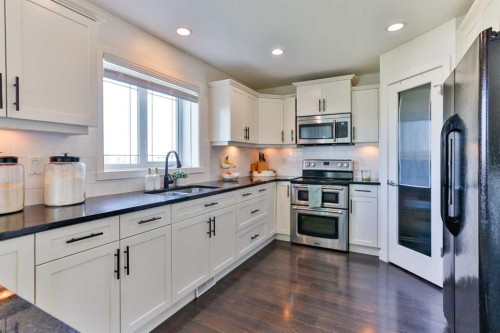 154 Lasalle Terrace West, Lethbridge, AB - Indoor Photo Showing Kitchen With Upgraded Kitchen