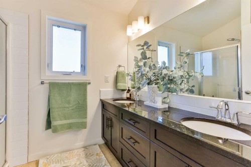 154 Lasalle Terrace West, Lethbridge, AB - Indoor Photo Showing Bathroom