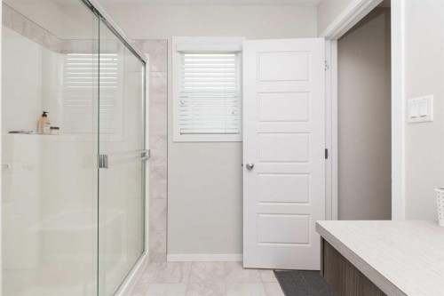 417 Moonlight Way West, Lethbridge, AB - Indoor Photo Showing Bathroom