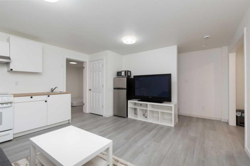 417 Moonlight Way West, Lethbridge, AB - Indoor Photo Showing Kitchen