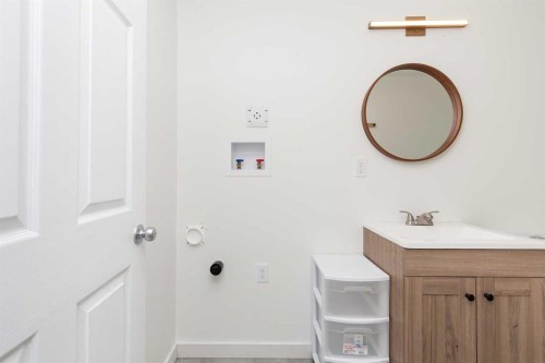 417 Moonlight Way West, Lethbridge, AB - Indoor Photo Showing Bathroom