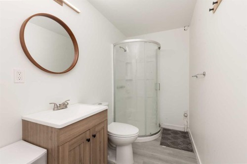 417 Moonlight Way West, Lethbridge, AB - Indoor Photo Showing Bathroom