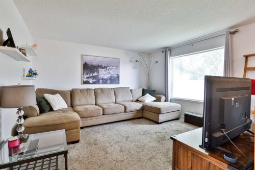 52 Ermineview Way North, Lethbridge, AB - Indoor Photo Showing Living Room