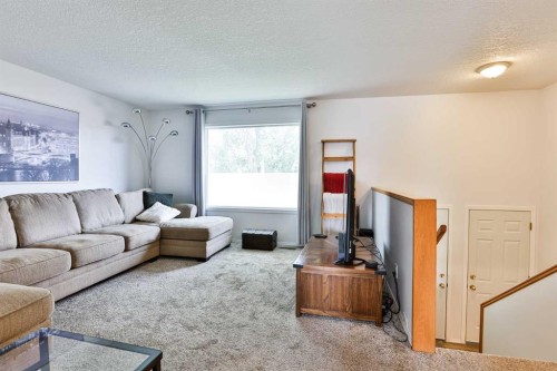 52 Ermineview Way North, Lethbridge, AB - Indoor Photo Showing Living Room