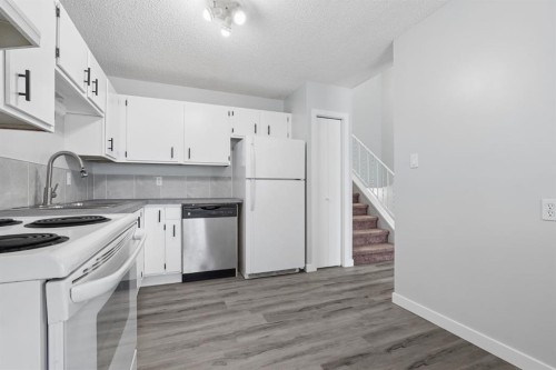 68 Dakota Road West, Lethbridge, AB - Indoor Photo Showing Kitchen