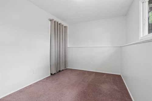 68 Dakota Road West, Lethbridge, AB - Indoor Photo Showing Other Room