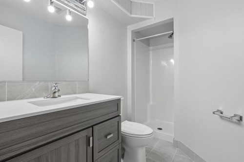 68 Dakota Road West, Lethbridge, AB - Indoor Photo Showing Bathroom