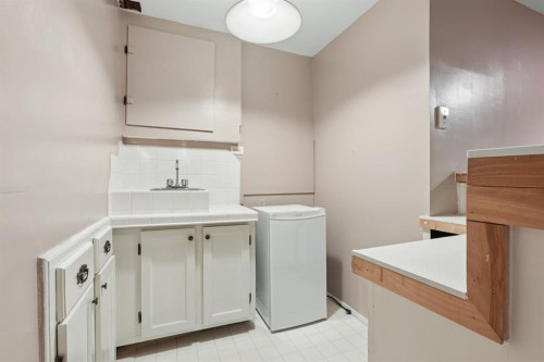 68 Dakota Road West, Lethbridge, AB - Indoor Photo Showing Laundry Room