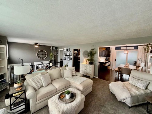 1914 17 Street North, Lethbridge, AB - Indoor Photo Showing Living Room