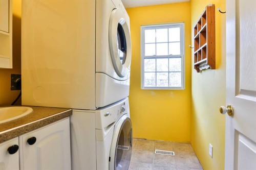433 5 Avenue, Stirling, AB - Indoor Photo Showing Laundry Room