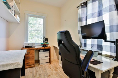 433 5 Avenue, Stirling, AB - Indoor Photo Showing Office