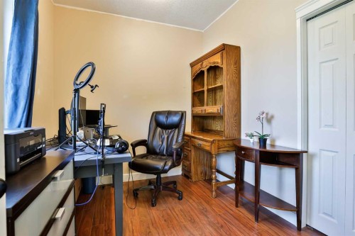 433 5 Avenue, Stirling, AB - Indoor Photo Showing Office