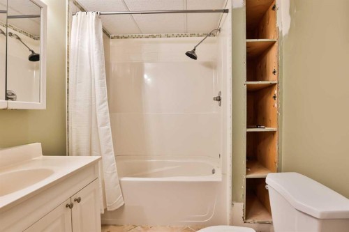 433 5 Avenue, Stirling, AB - Indoor Photo Showing Bathroom
