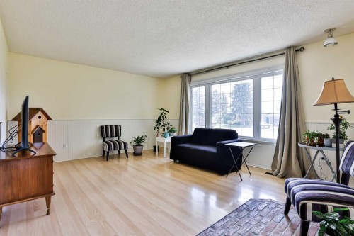 433 5 Avenue, Stirling, AB - Indoor Photo Showing Living Room