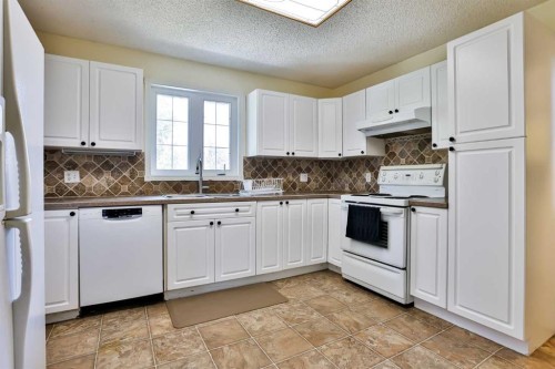 433 5 Avenue, Stirling, AB - Indoor Photo Showing Kitchen