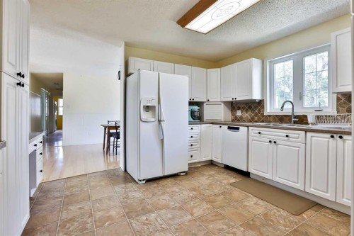 433 5 Avenue, Stirling, AB - Indoor Photo Showing Kitchen